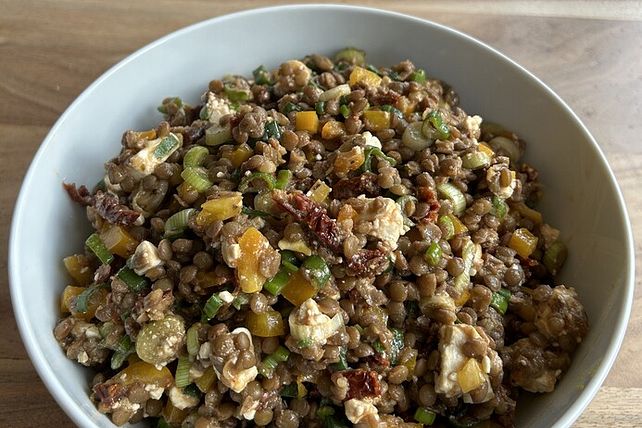 Linsensalat Mit Paprika, Getrockneten Tomaten Und Schafskäse Von ...