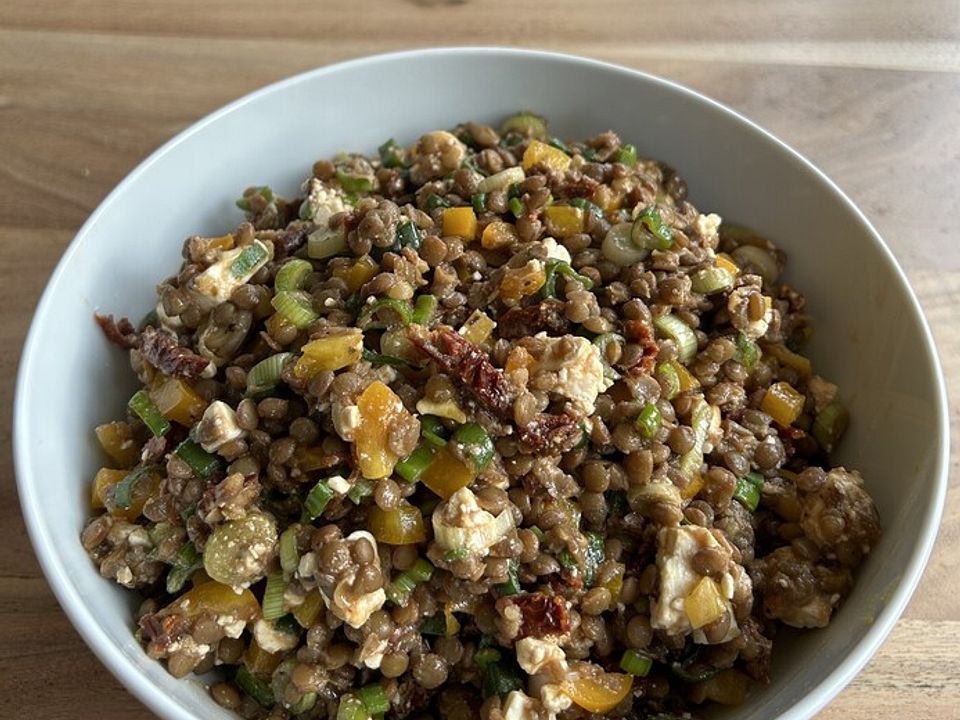 Linsensalat mit Paprika, getrockneten Tomaten und Schafskäse von ...