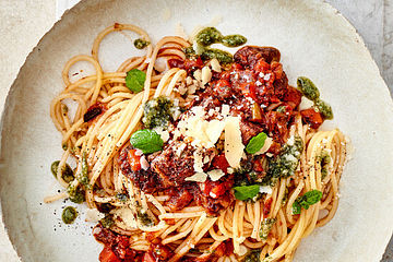 Spaghetti mit Lammragout und Minz-Pesto