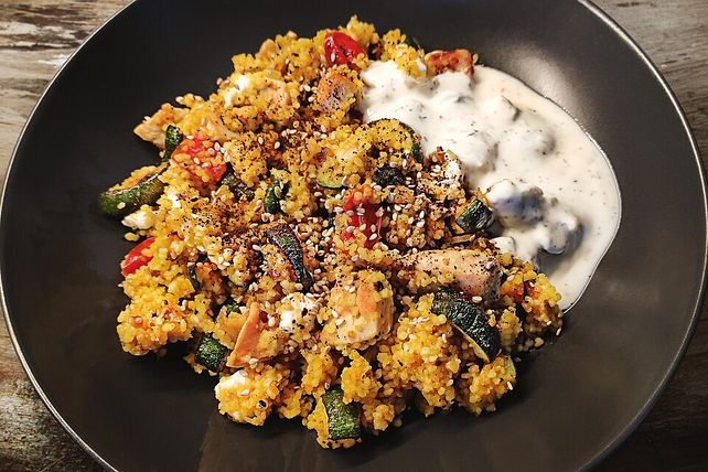 Nahöstliche Zucchini-Couscous-Pfanne mit Hähnchen, Feta und Minz ...