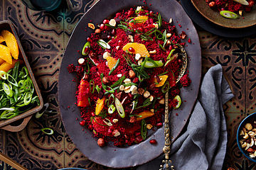 Rote-Bete-Couscous mit Tomatensoße