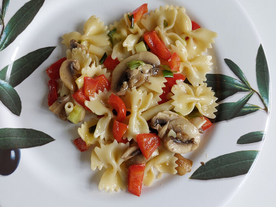 Nudelsalat mit gebratenen Champignons und Paprika von Rike5454| Chefkoch