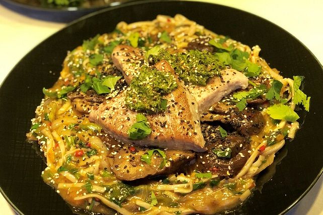 Thunfischsteaks mit Udon-Nudel-Gemüse-Pilzpfanne und Mango von Tomstins ... Thunfischsteaks mit Udon-Nudel-Gemüse-Pilzpfanne und Mango von Tomstins ...