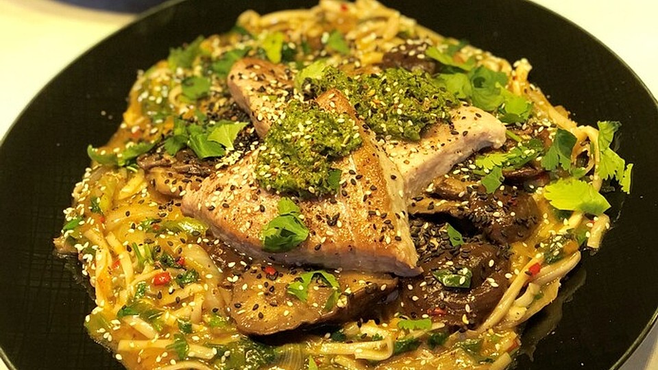 Thunfischsteaks mit Udon-Nudel-Gemüse-Pilzpfanne und Mango von Tomstins ... Thunfischsteaks mit Udon-Nudel-Gemüse-Pilzpfanne und Mango von Tomstins ...