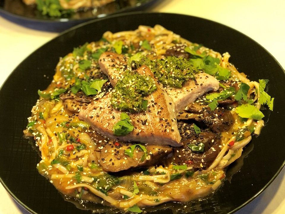 Thunfischsteaks mit Udon-Nudel-Gemüse-Pilzpfanne und Mango von Tomstins ...