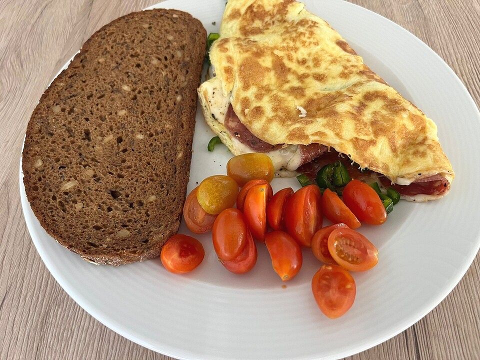 Feuriges Omelette mit Kürbiskäse, getrockneter Salami und grüner ...