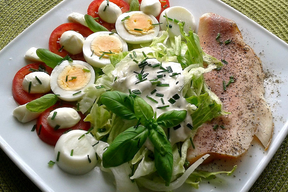 Frischer Salat mit geräucherter Forelle