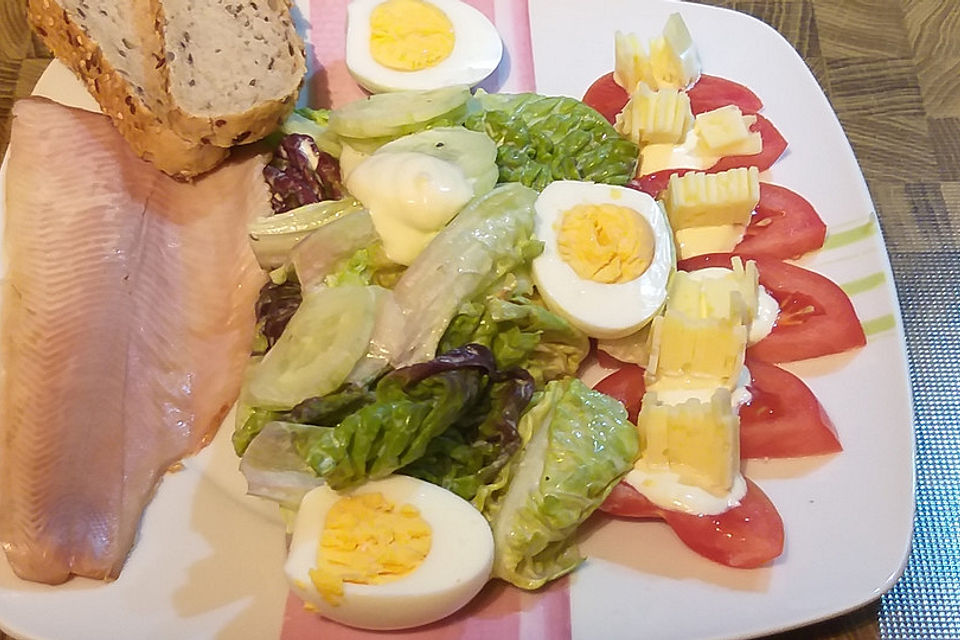 Frischer Salat mit geräucherter Forelle