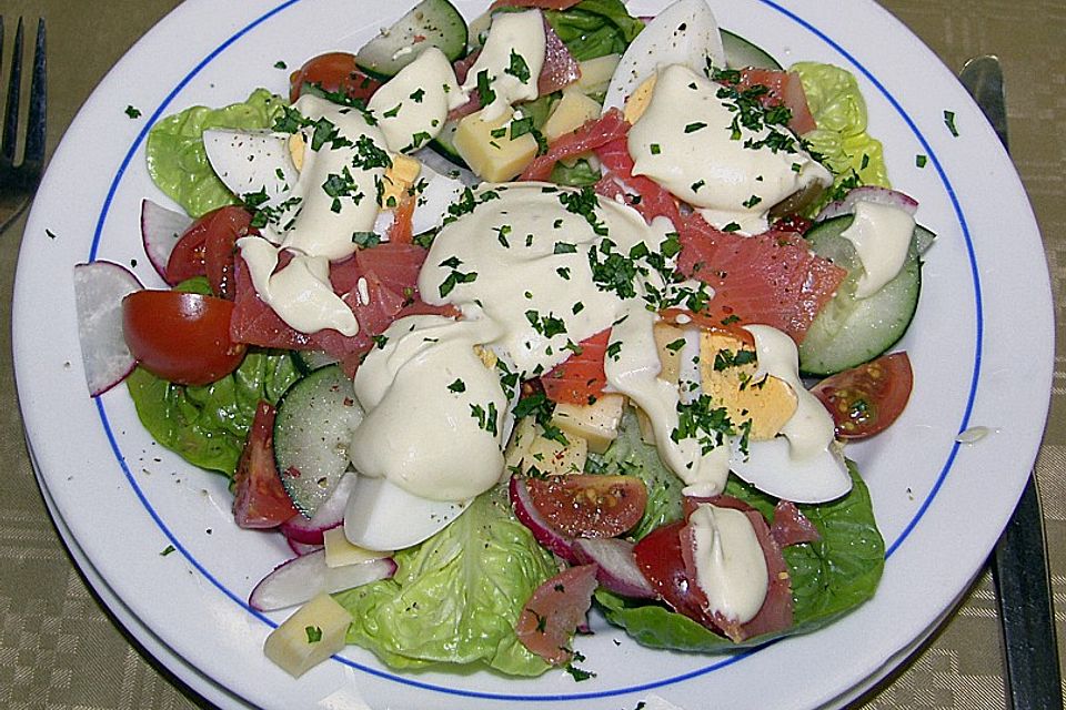 Frischer Salat mit geräucherter Forelle