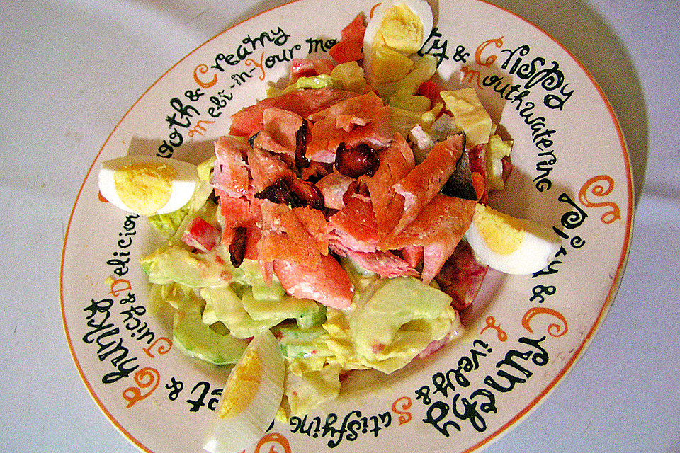 Frischer Salat mit geräucherter Forelle