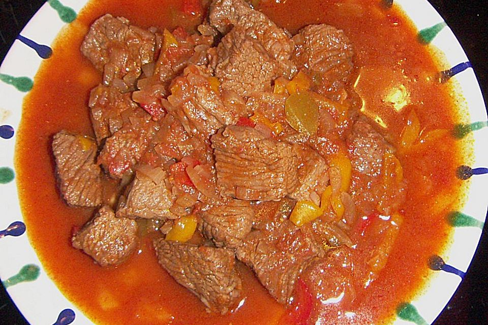 Spanisches Rotweingulasch mit Paprika