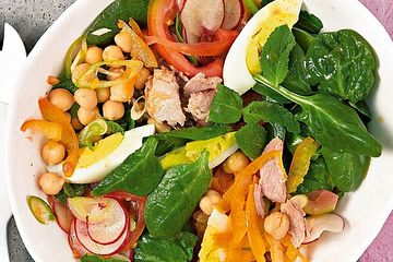 Spinat-Minze-Salat mit Kichererbsen und Thunfisch