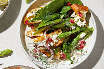 Spargel-Brot-Salat mit Tahin-Dressing
