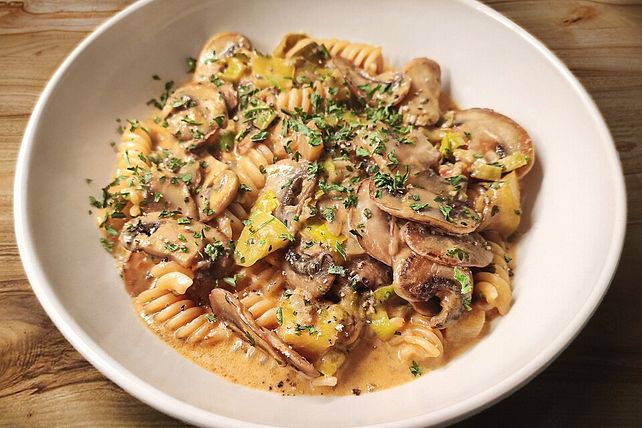 One-Pot-Pasta mit Champignons, Äpfeln und Lauch in Bergkäse-Senfsauce ...