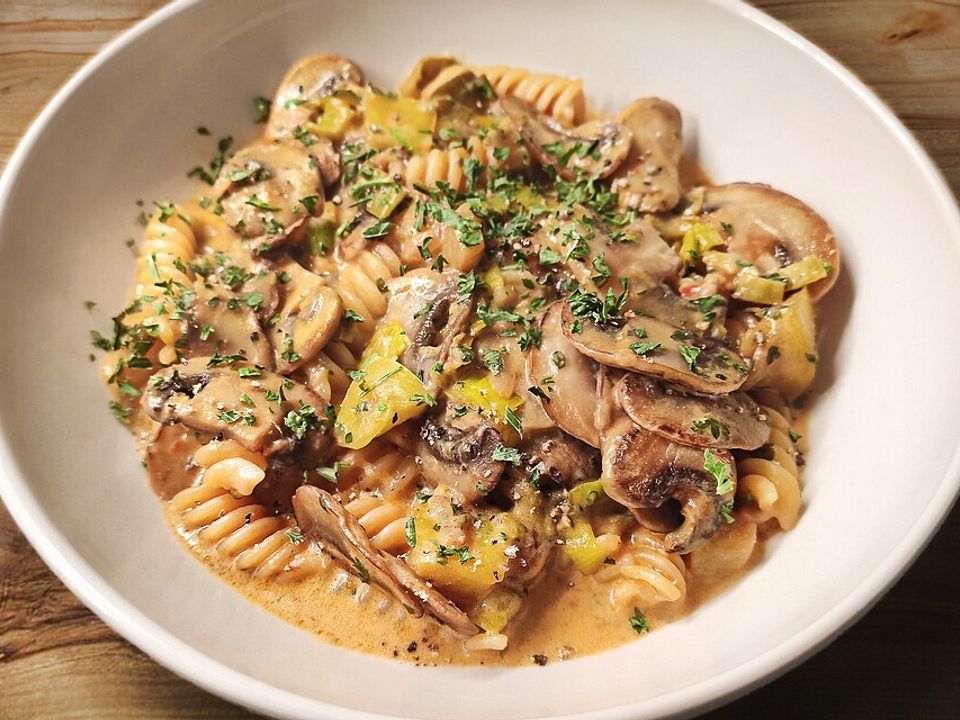 One-Pot-Pasta mit Champignons, Äpfeln und Lauch in Bergkäse-Senfsauce ...