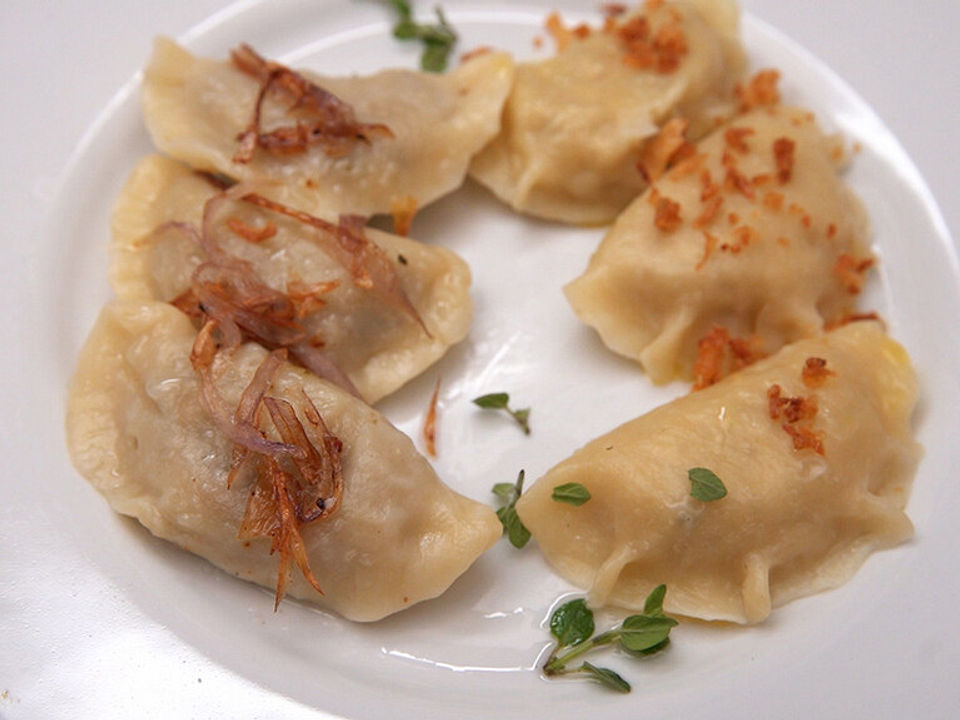 Klare Rote Bete-Suppe und Pierogi mit zweierlei Füllungen von ...