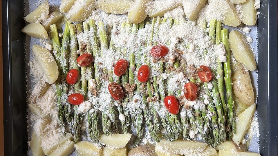Grüner Spargel mit Kartoffeln, Tomaten und Parmesan aus dem Backofen ... Grüner Spargel mit Kartoffeln, Tomaten und Parmesan aus dem Backofen ...