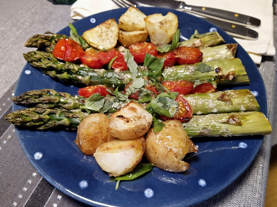 Grüner Spargel mit Kartoffeln, Tomaten und Parmesan aus dem Backofen ...