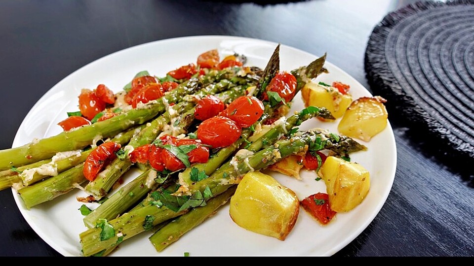 Grüner Spargel mit Kartoffeln, Tomaten und Parmesan aus dem Backofen von sks-64
