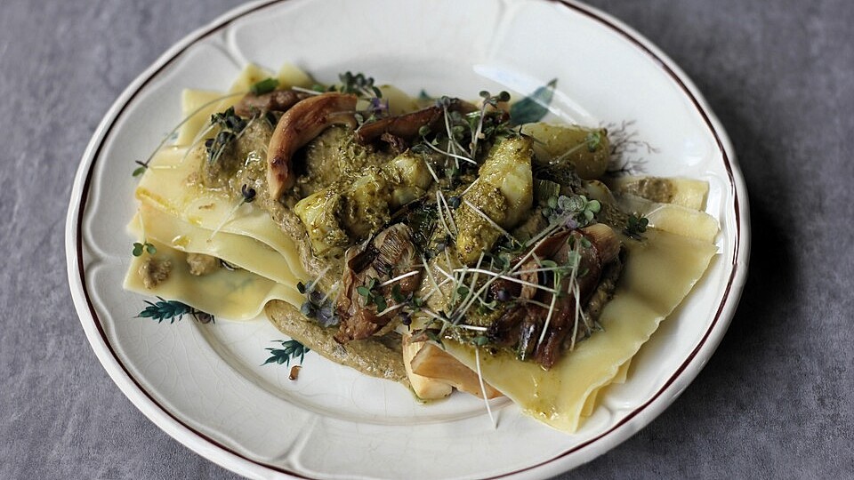 Offene vegane Spargellasagne mit Austernpilzen, Pilz-Lauch-Schaum und Basilikum-Pesto von chefkoch_philipp-zitterbart
