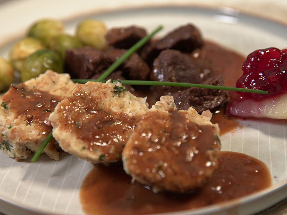 Hirschgulasch mit Semmelknödeln und Rosenkohl von DasperfekteDinner ...