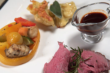 Dahemm - Sous vide gegartes Roastbeef an Portweinjus mit Mehlknepp und Grillgemüse