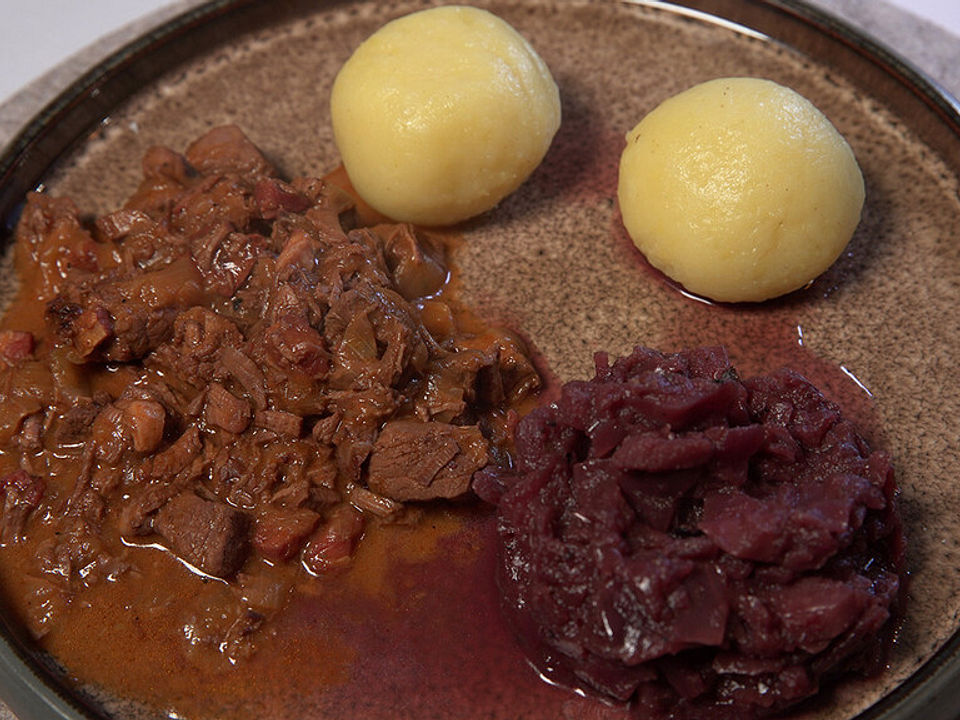 Deftiges Rindsragout mit Rotkohl und Knödel von DasperfekteDinner| Chefkoch