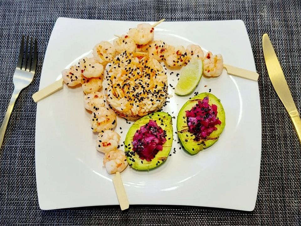 Garnelenspieße mit gebratener Avocado, pink eingelegten Zwiebeln und ...