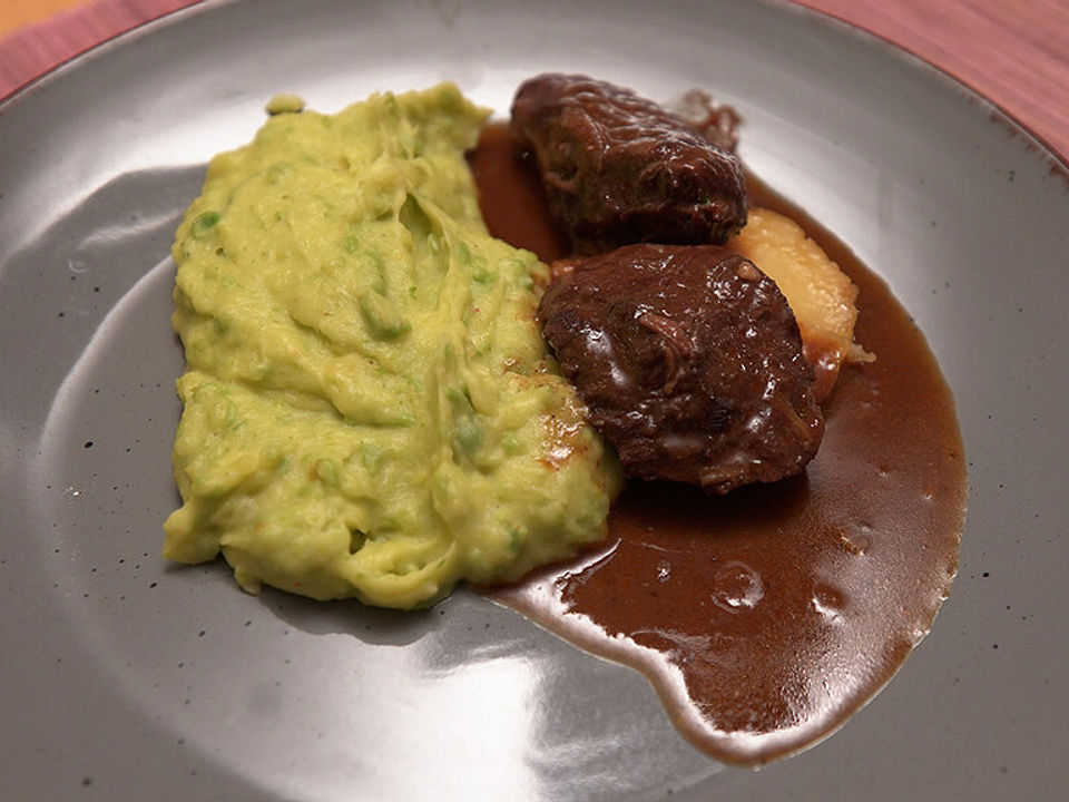 Geschmorte Schweinebäckchen auf karamellisierter Apfelscheibe mit ...