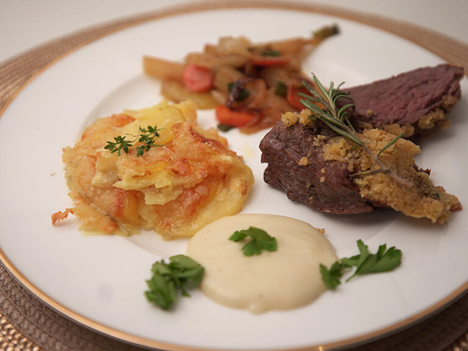 Rinderfilet unter einer Kräuterkruste mit Kartoffelgratin und ...