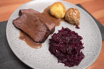 Geschmortes Rind mit zweierlei Knödeln und Rotkohl