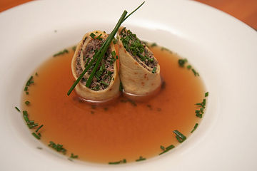 Wild-Consommé mit gefüllten Wildfarce-Waldpilz-Crêpes, Sauerteigbaguette