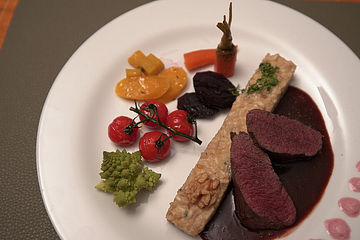Hirschrückenfilet an Cassis-Schokoladen-Wildsauce mit Preiselbeer-Espuma und Birnen-Gorgonzola-Walnuss-Risotto