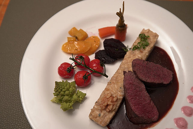 Hirschrückenfilet an Cassis-Schokoladen-Wildsauce mit Preiselbeer ... Hirschrückenfilet an Cassis-Schokoladen-Wildsauce mit Preiselbeer ...
