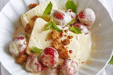Sahne-Pfeffer-Erdbeeren mit Vanille-Parfait