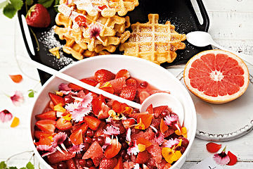 Erdbeer-Grapefruitsalat mit Dickmilchwaffeln
