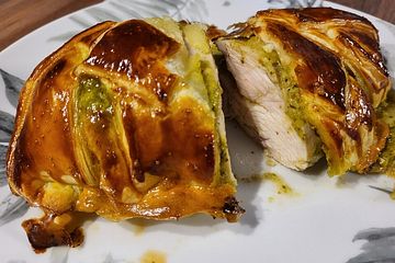 Hähnchenbrust, gefüllt mit Pesto, im Blätterteigmantel