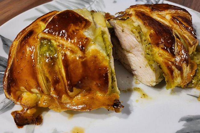 Hähnchenbrust, gefüllt mit Pesto, im Blätterteigmantel von Klaumix ...