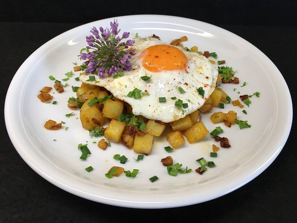 Bratkartoffeln mit Spiegelei - Ein herzhaftes und einfaches Rezept von ...