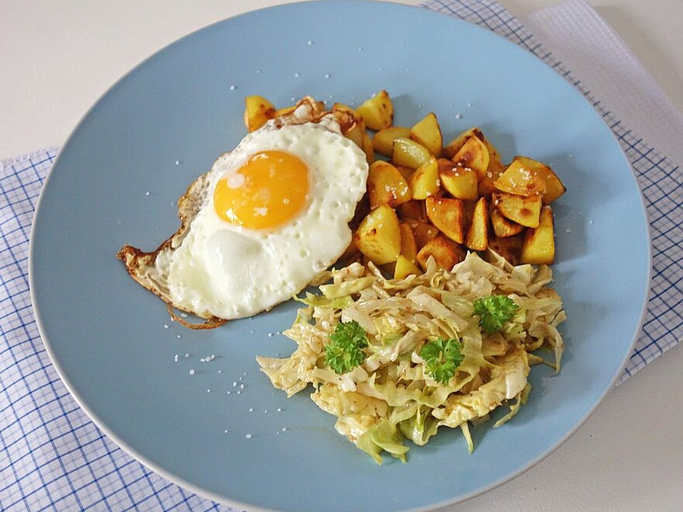 Bratkartoffeln mit Spiegelei - Ein herzhaftes und einfaches Rezept von ...