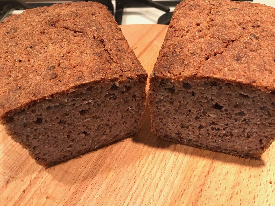 Gutenfreies Buchweizen-Mischbrot mit Sauerteig und gerösteten ...
