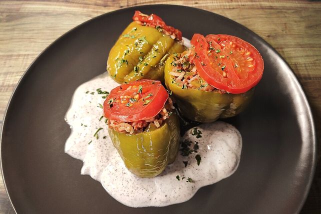 Gefüllte Dolma Paprika mit Tomatenhaube und Honig-Minz-Joghurt von ...