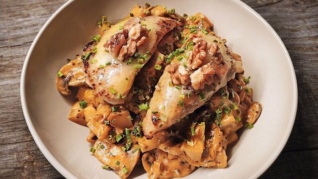 Gratiniertes Hähnchenfilet auf einer Champignon-Kartoffel-Pfanne mit ... Gratiniertes Hähnchenfilet auf einer Champignon-Kartoffel-Pfanne mit ...