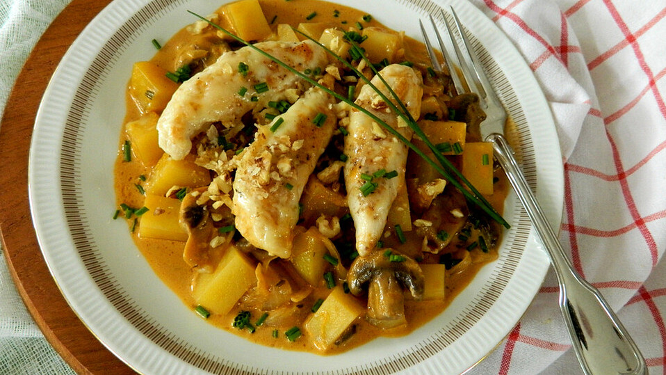 Gratiniertes Hähnchenfilet auf einer Champignon-Kartoffel-Pfanne mit ... Gratiniertes Hähnchenfilet auf einer Champignon-Kartoffel-Pfanne mit ...