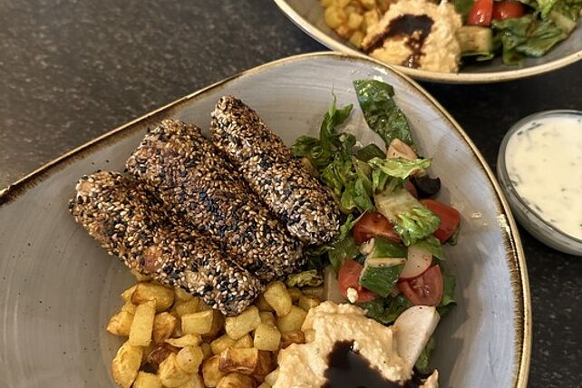Halloumi in Sesamkruste Bowl mit Würfel-Kartoffeln und Granatapfel ...