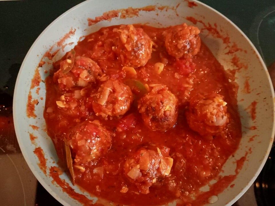 Gefüllte vegane mediterrane Hackbällchen in Tomatensauce von Mariluna ...