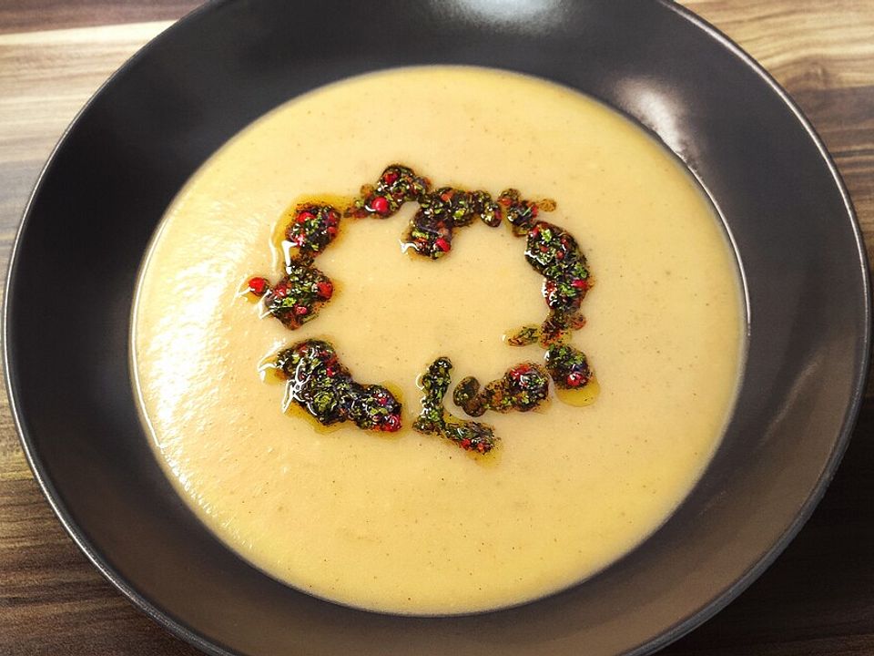Geröstete Kohlrabi-Orangencrèmesuppe mit Chili-Koriander-Topping und ...