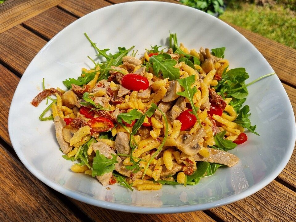 Spätzlepfanne italienischer Art, mit Schweinefilet, Pilzen, Rucola und ...
