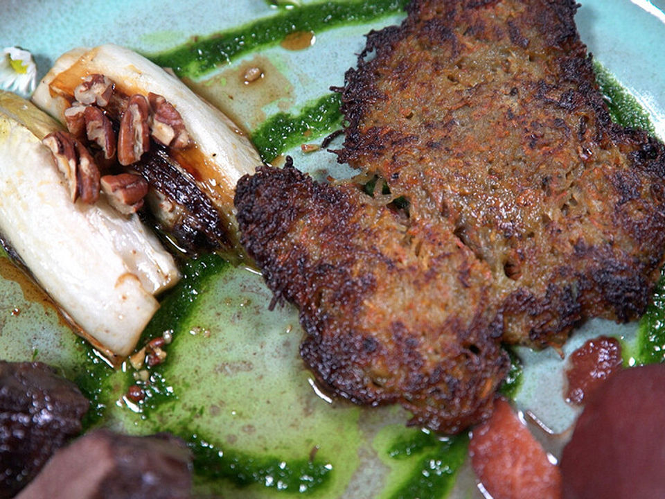 Rehkeule aus dem Dutch Oven mit Beilagen und Sauce von ...