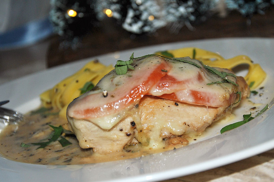 Hähnchenbrustfilet mit Tomate und Mozzarella in Kräuter - Sahne - Sauce